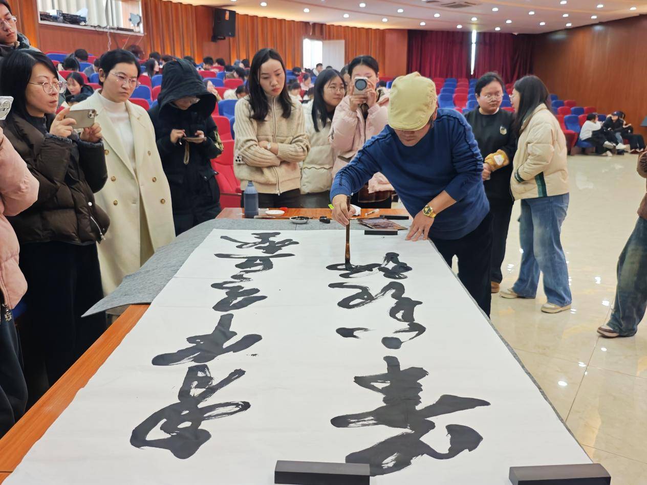 在傳承創新中彰顯時代氣象 著名書法家範武高博士在江西工程學院講授書法美學