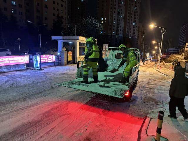 戰風雪清道忙，保潔保暢兩不誤！城市美容師凌晨在行動