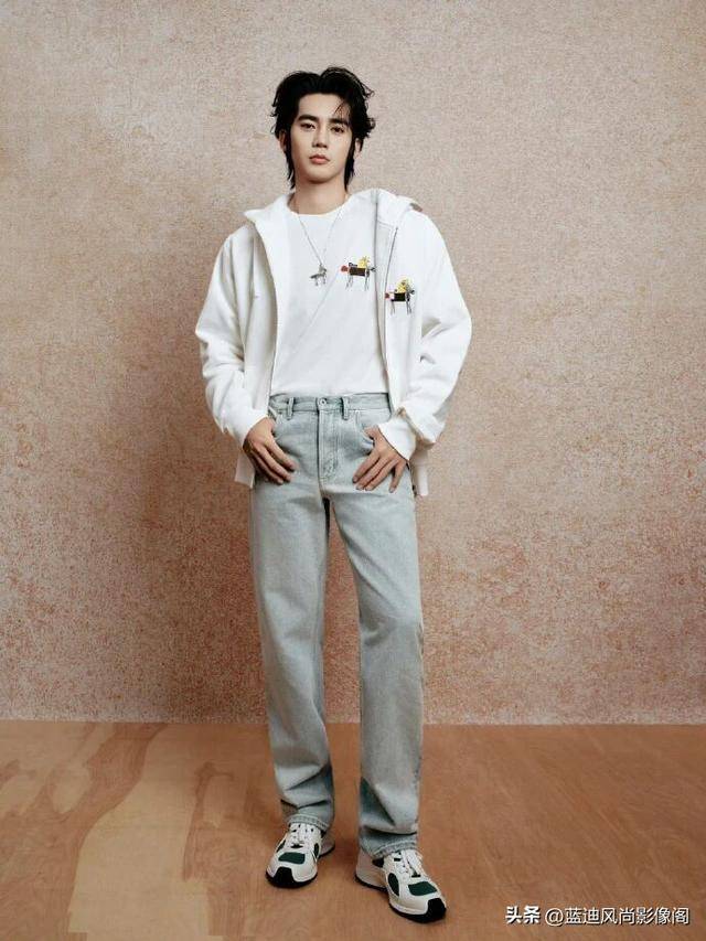 原創於適這 Dior 小馬刺繡，把馬年的鬆弛貴氣穿成了專屬答案