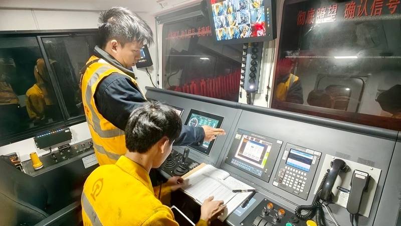 新春走基層丨鋼軌“美容師”守護春運平安路