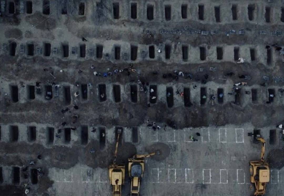 伊朗民眾為165名遇難小學生舉行葬禮，現場畫面令人心碎