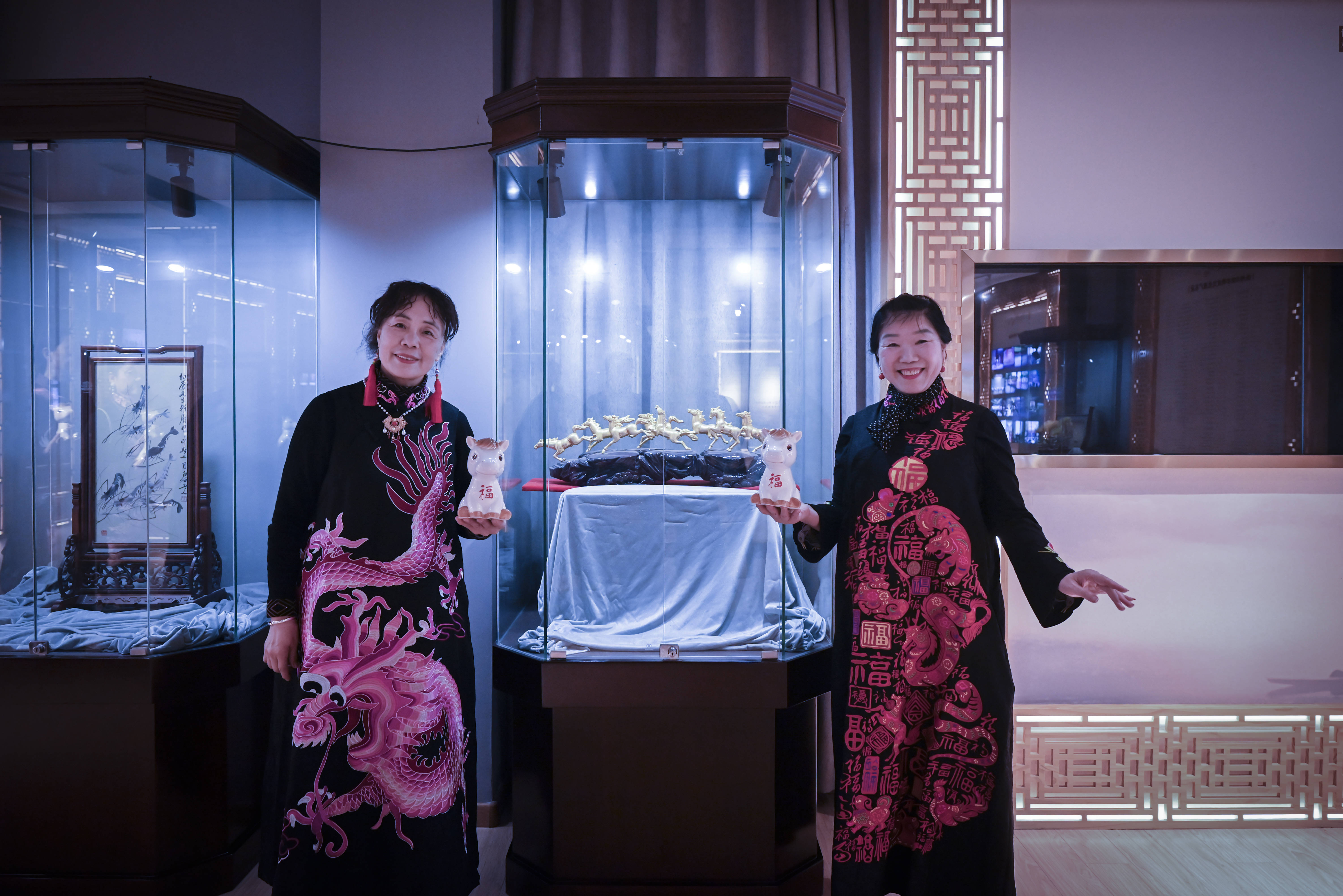 原創[文化揚州]歡天喜地迎馬年！當刺繡華服邂逅非遺與書畫