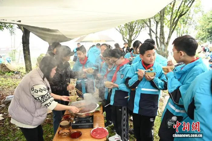 燙火鍋吃燒烤 重慶小學生樂享校園野炊時光