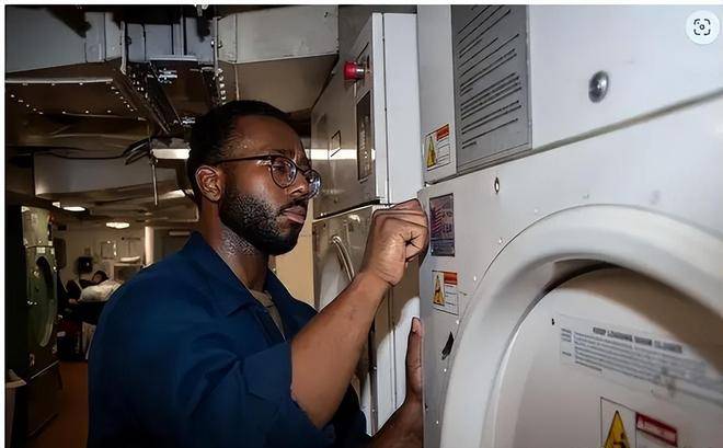 原創臉都丟完了，福特號火災持續超過30小時才被滅，船員睡地板？