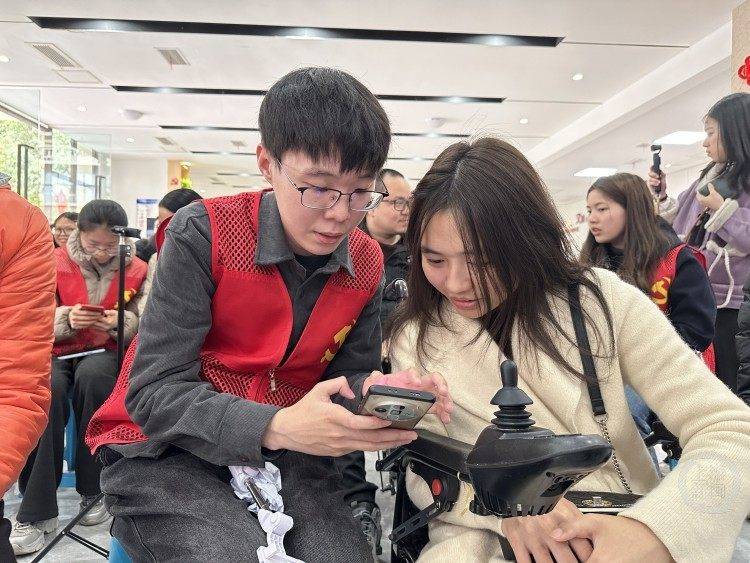 呂奶奶的“電子閨蜜”和小鄭的第一隻“龍蝦”