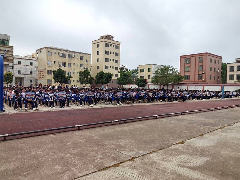 化州市笪橋中學開展“防範青少年涉麻精藥品濫用”的禁毒宣傳