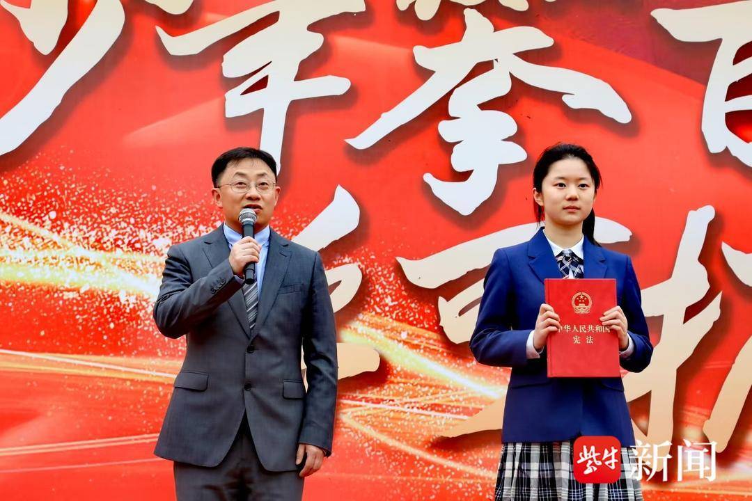 “青春的答案已經寫在夏天的風裡！”金陵中學高三成人儀式青春滿屏