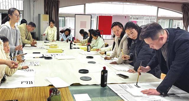 開設書法夜課堂 帶娃學藝兩不誤