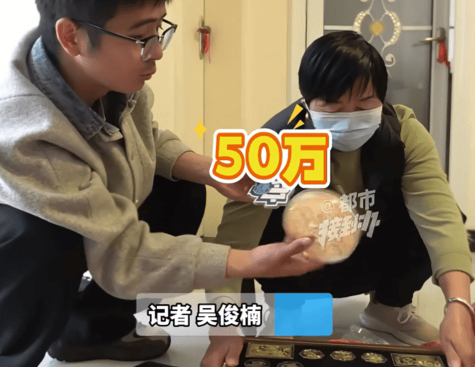 丈夫突發腦出血，妻子意外在床底發現200多枚金幣，當場急瘋：“這日子沒法過了”