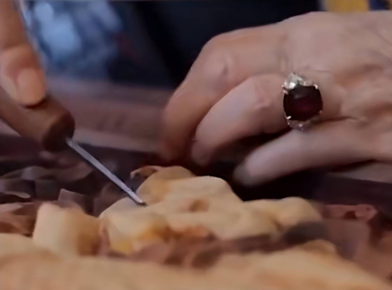 原創陳麗華頂奢收藏，從鴿血紅到天價帝王綠手鐲，都比不上她看家之寶