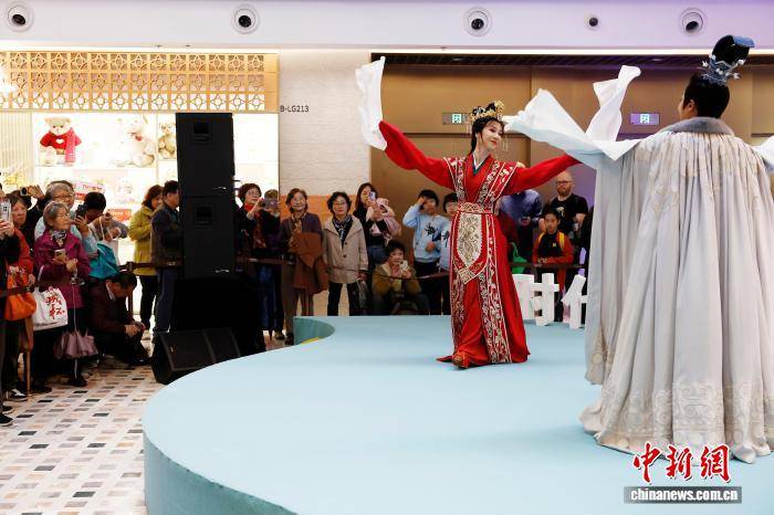 上海白玉蘭戲劇表演藝術獎戲劇嘉年華快閃演出亮相新天地東臺裡