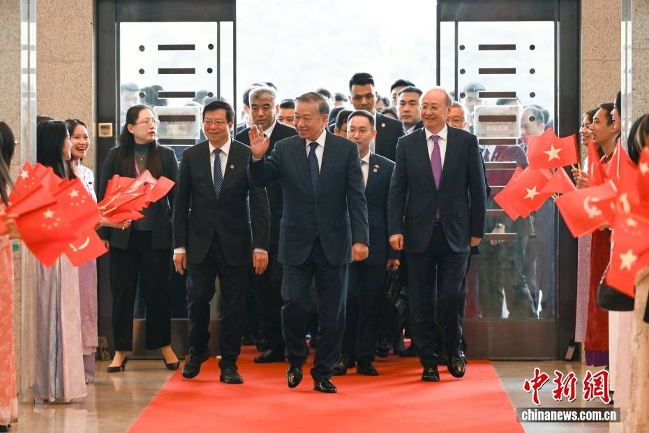 越共中央總書記、國家主席蘇林到訪清華大學