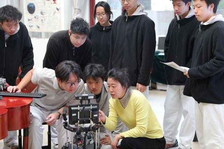 AI勁風撲面，中小學教育如何“進化”？