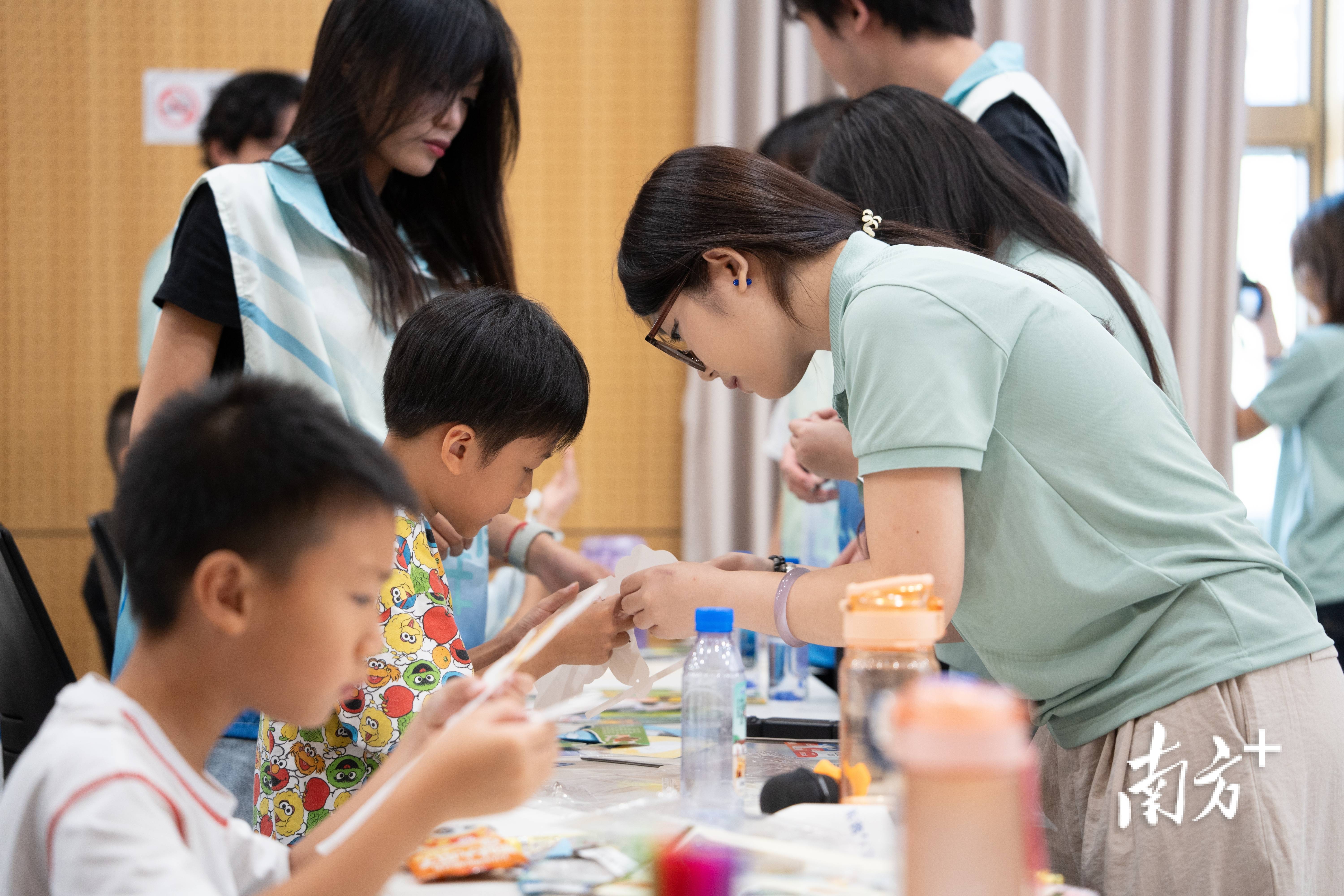 青春陪伴一老一小，汕尾大學生志願者書寫民生溫情