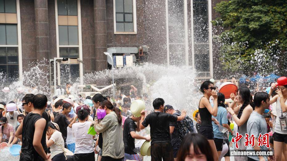 東盟留學生廣西歡度潑水節