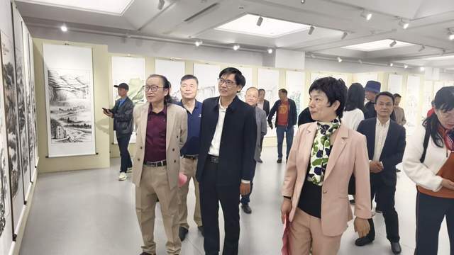 原創鄂州人自己的山水盛宴！這位本土畫家130幅焦墨畫驚豔亮相圖書館