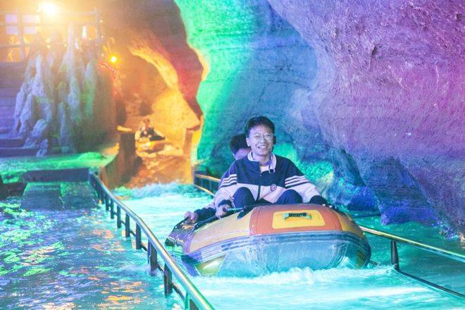 春假，螢火蟲水洞.地下大峽谷旅遊區“野味”十足！