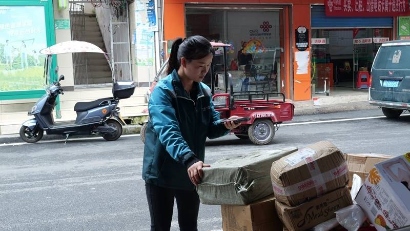 松桃郵政無人快遞車“上崗” 跑出智慧物流“加速度”